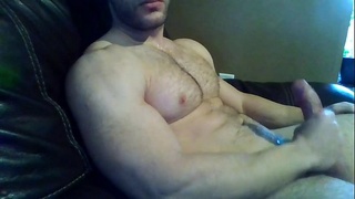 Guapo musculoso se masturba frente a la camara