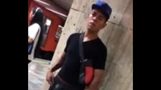Novinho de pau duro no metro
